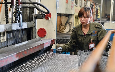 Atelier pour crible en fil métallique tissé