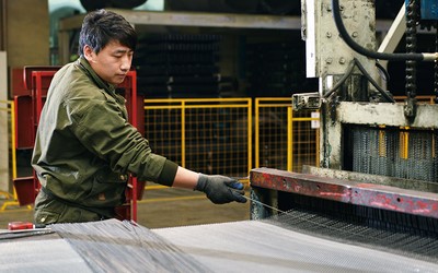 Atelier pour crible en fil métallique tissé
