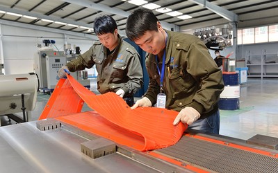 Atelier pour crible en polyuréthane et toile de criblage anticolmatante