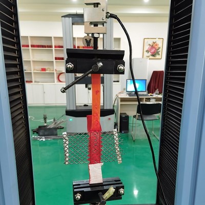 Test de résistance à la déchirure d'une barre de maintien en polyuréthane
