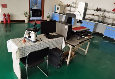 Inspection de l'ouverture du crible fin en PU